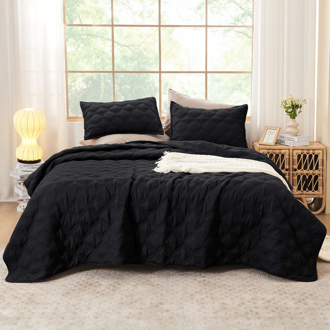 Litanika 3-piece bedding quilt set with bedspreads and coverlets, featuring a stylish and cozy design for a bedroom.