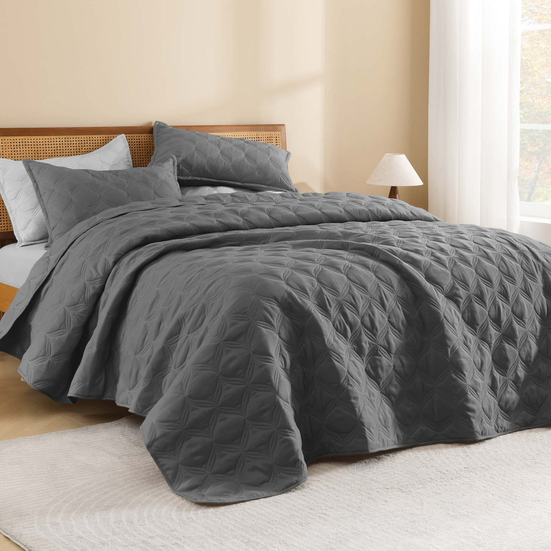 Litanika 3-piece bedding quilt set with coordinated bedspreads and coverlets, featuring a stylish, cozy design for bedroom decor.