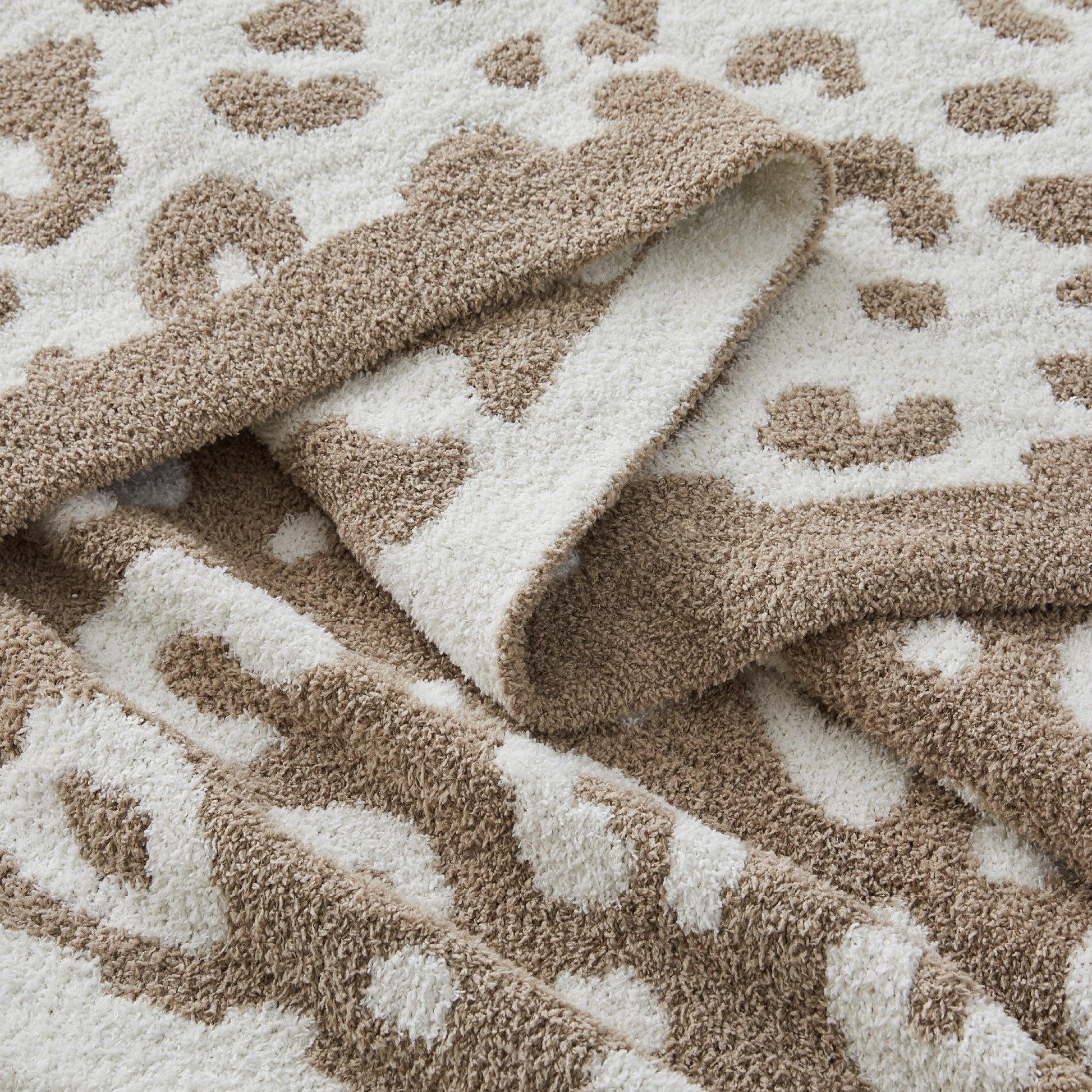 Litanika leopard pattern throw blanket featuring a bold cheetah print, perfect for cozy bedding or stylish decor.