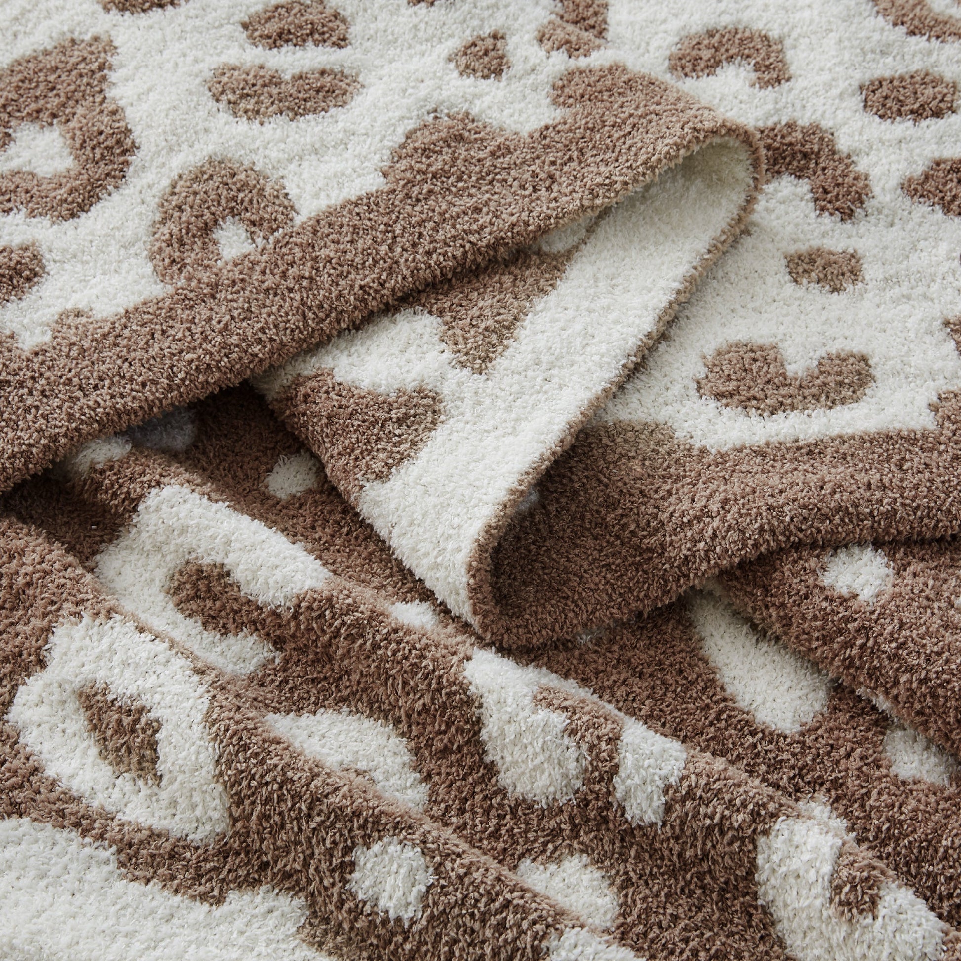 Litanika leopard pattern throw blanket featuring a stylish cheetah print, perfect for cozy bedding and decorative throws.