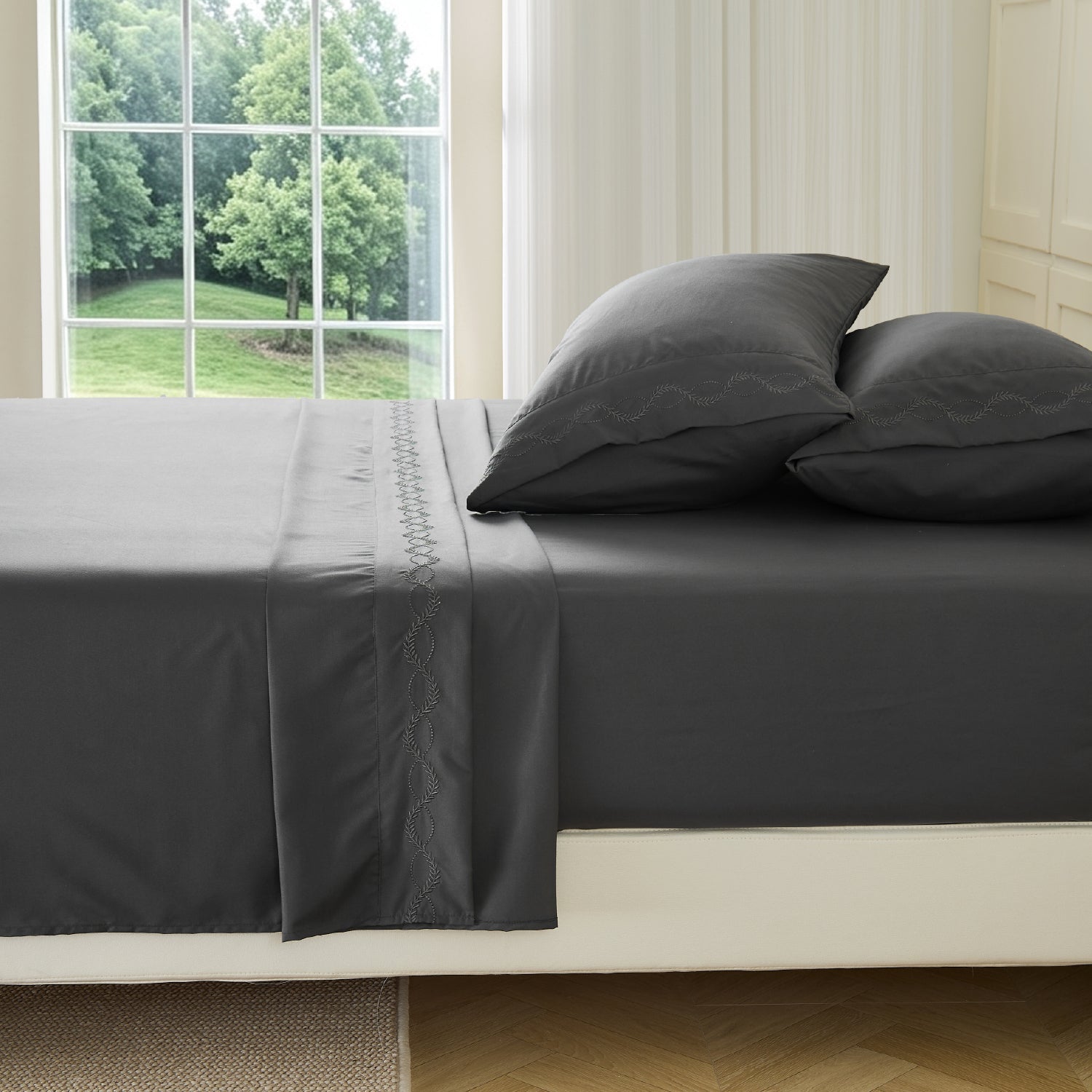 Queen Size Embroidered Leaf 4-Piece Sheet Set - LITANIKA