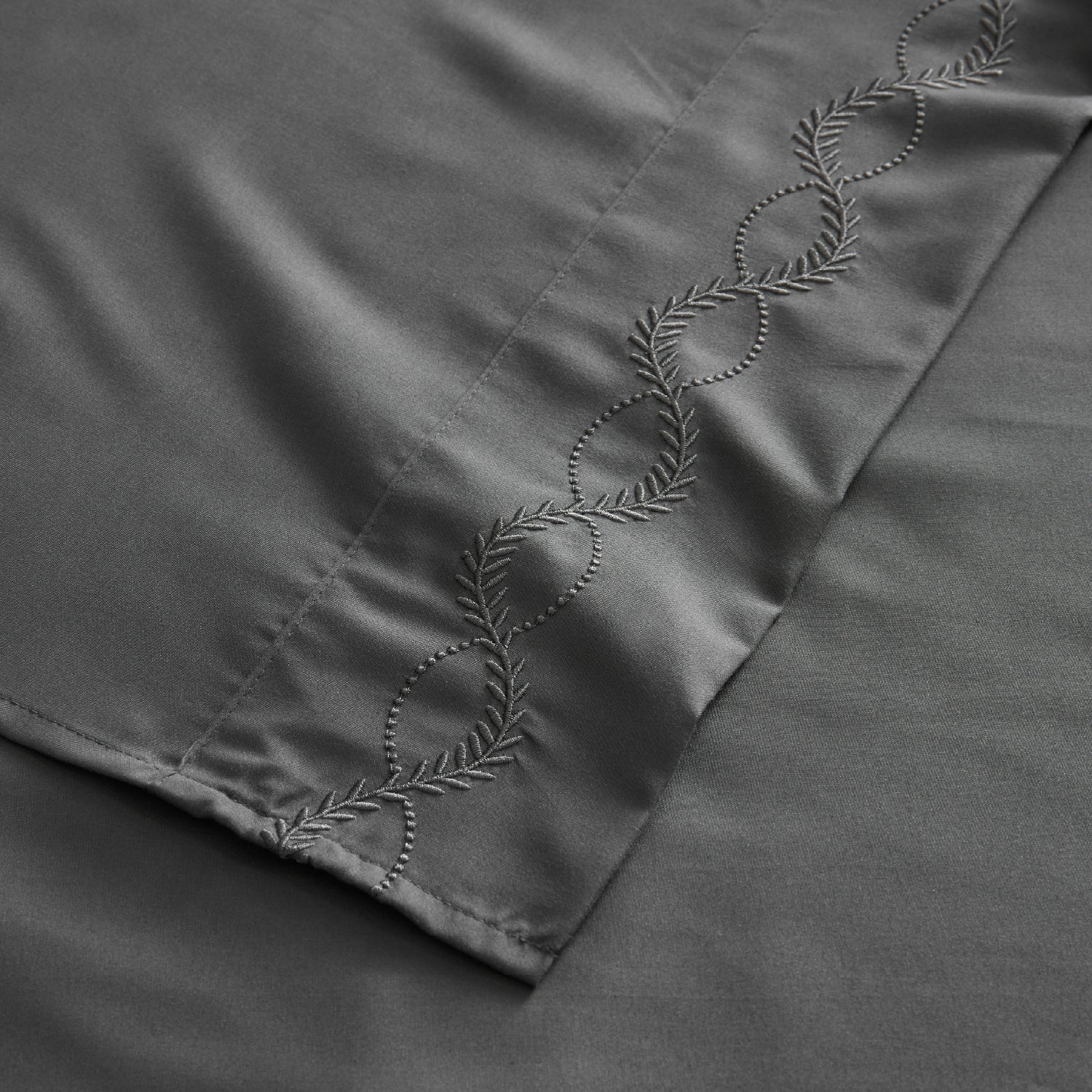 Queen Size Embroidered Leaf 4-Piece Sheet Set - LITANIKA