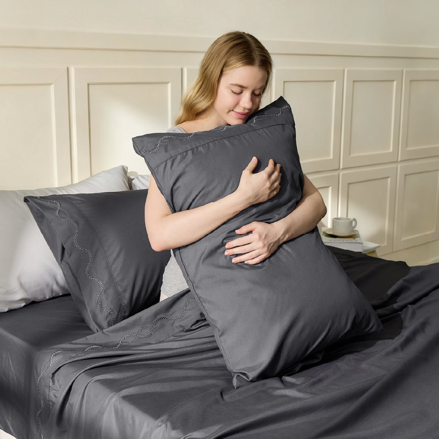 Queen Size Embroidered Leaf 4-Piece Sheet Set - LITANIKA