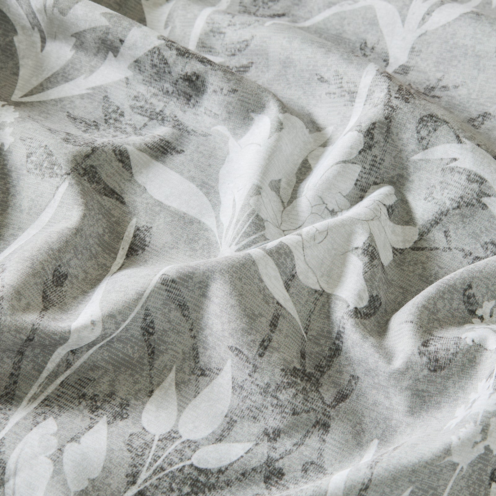 Reversible botanical flowers bedding sheet set by Litanika with floral pattern on soft fabric for bed linens.